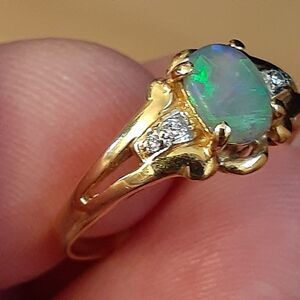 18k Solid Yellow Gold Opal Ring Size 6.25 Marked 750  With Tiny Diamonds Luxury